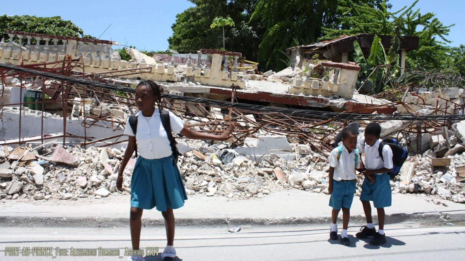 Bambini vanno a scuola ad Haiti