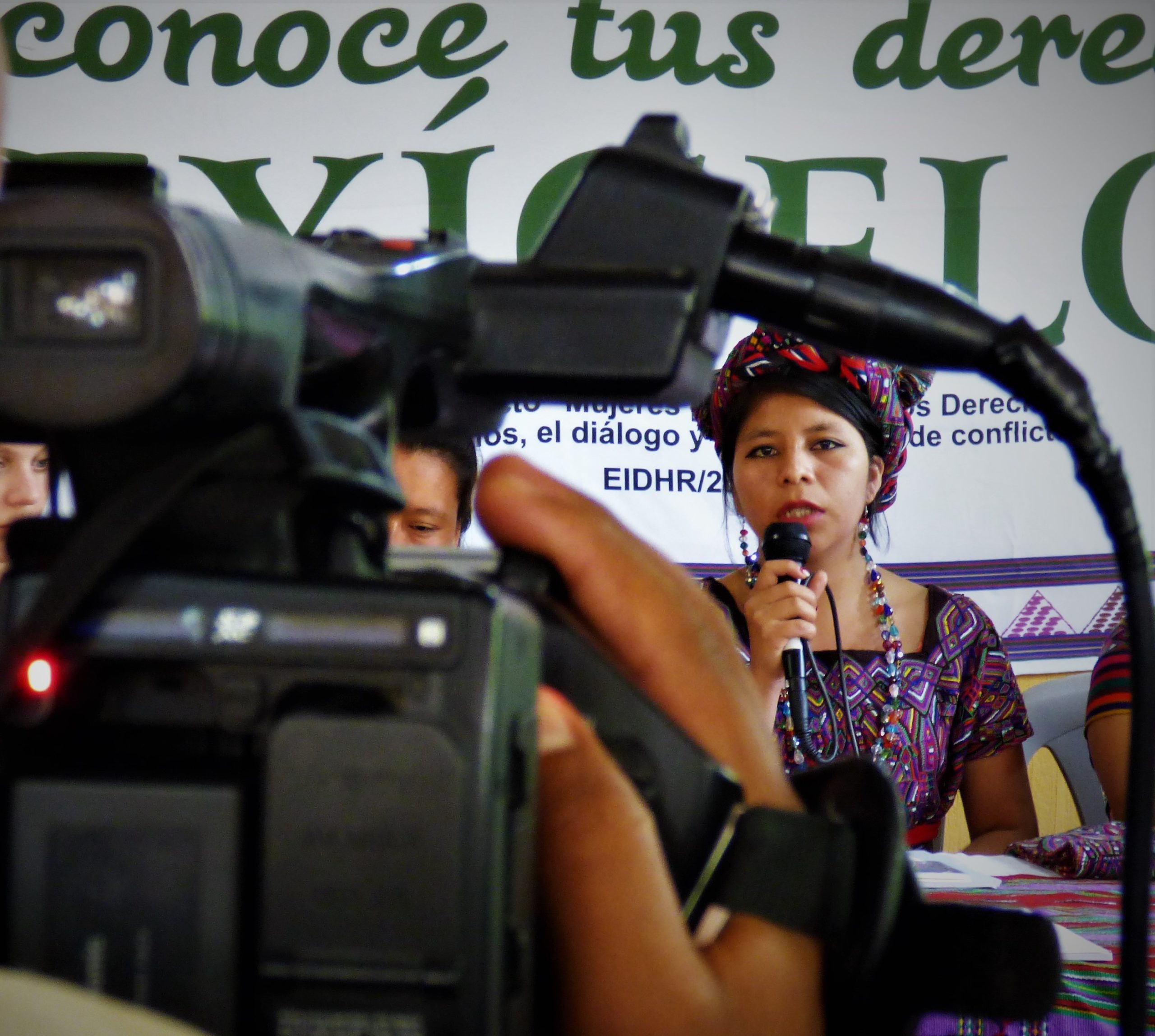 donna maya Ixil espone il problema della violenza di genere in Guatemala