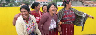 Donne in Guatemala che lottano contro la violenza di genere ridono