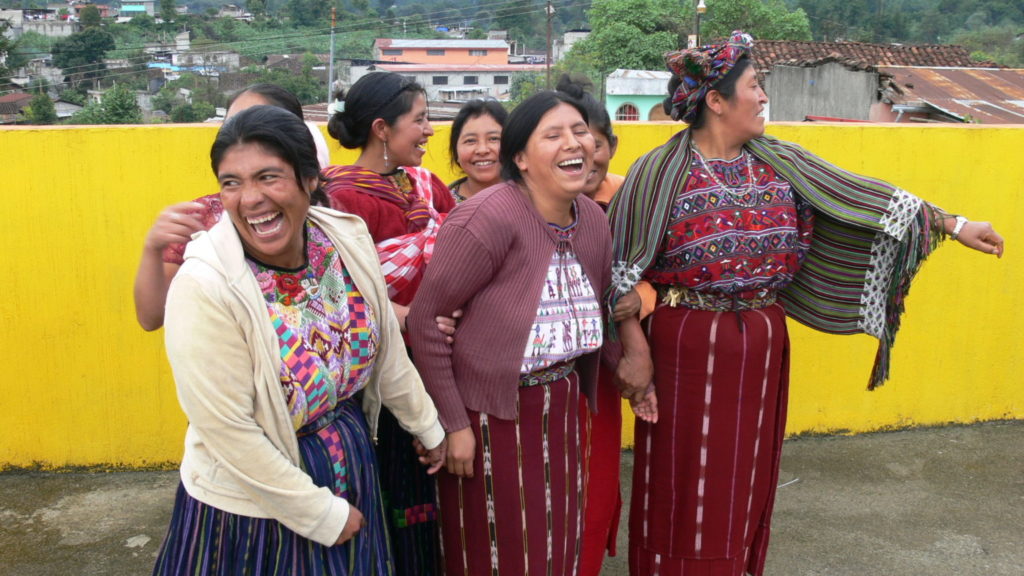 Donne in Guatemala che lottano contro la violenza di genere ridono