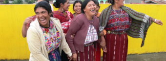 Donne in Guatemala che lottano contro la violenza di genere ridono
