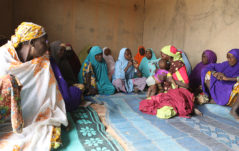 Donne riunite discutono di malnutrizione infantile in Niger